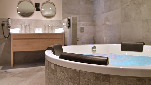 Offenes Bad mit XL-Whirlpool